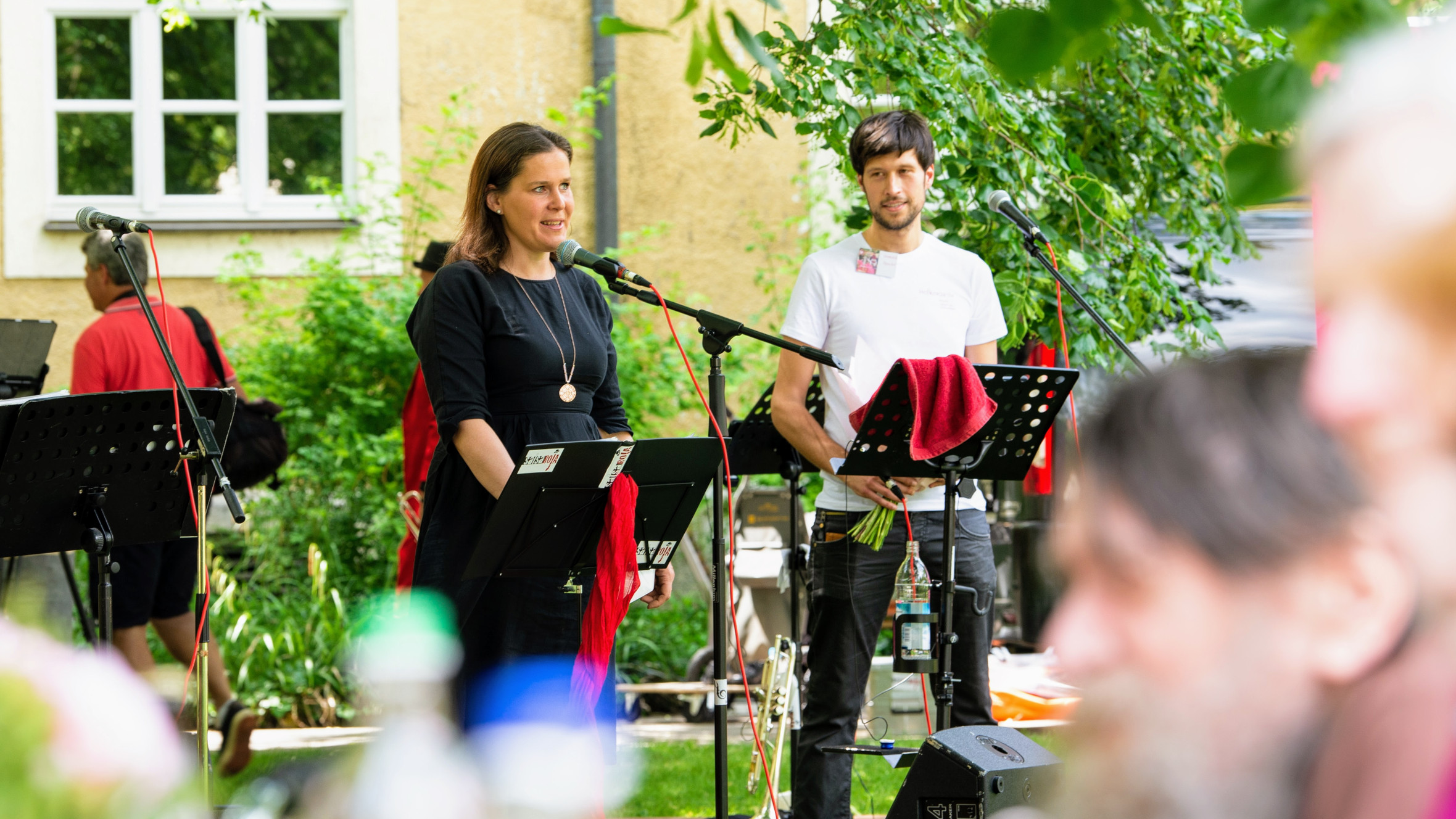 Bürgermeisterin Verena Dietl richtet im Rahmen des Hofkonzertes ein Grußwort der Stadt München an die Bewohner*innen des MÜNCHENSTIFT-Hauses St. Josef.